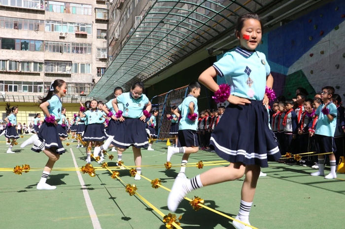 使得他成為